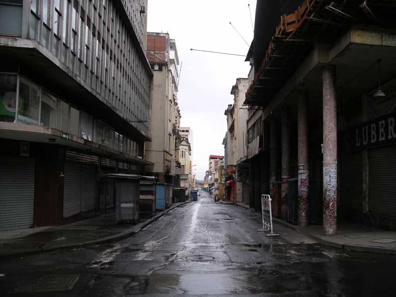 calle desierta. Domingo en Cali